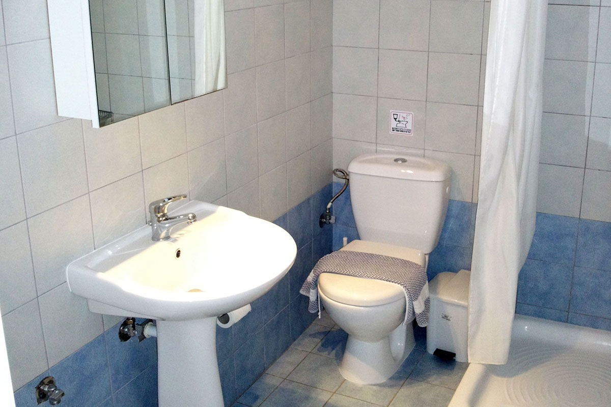 Downstairs_Apartment-2_Bathroom